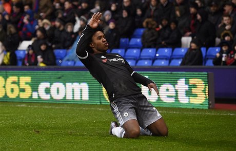 Willian se raduje z druhého gólu do sít Crystal Palace.