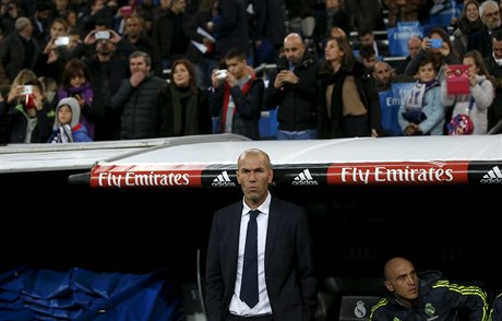Zinedine Zidane na lavice Realu Madrid.