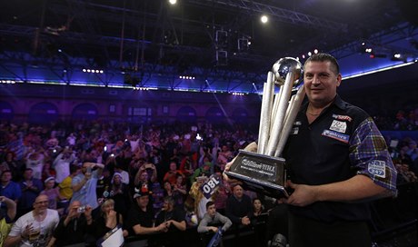 Gary Anderson s trofejí pro vítze MS.