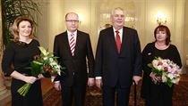 Prezident Milo Zeman s manelkou Ivanou (vpravo) a premir Bohuslav Sobotka s...