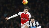 Hlavikov souboj. Nacho Monreal (vlevo) a Daryl Janmaat.