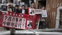 Kde je Li Po? Demonstranti s protestnmi transparenty a portrty...