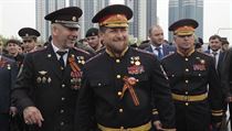 Uniformovaný Ramzan Kadyrov obklopený elitami svého režimu v Grozném.