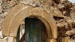 Roztrouené kamenné domky osady Christós jako by visí ve vzduchu a vytváejí...
