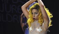 Lady Gaga se oblékla pouze do igelitu