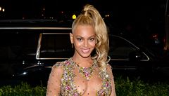 Zpvaka Beyoncé v odváném modelu v metropolitním muzeu