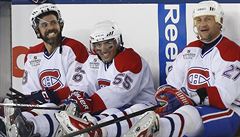 Bývalí hokejisté Montrealu (zleva) Eric Desjardins, Francis Bouillon a Alexej...