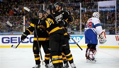 Hokejisté Bostonu oslavují svj jediný gól z Winter Classic.