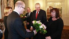 Premiér Bohuslav Sobotka pedává kvtiny manelce prezidenta Zemana Ivan...