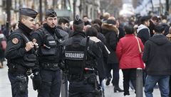 Francouzt policist zadreli est osob, podezvaj je z terorismu