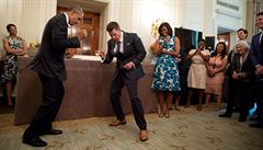 Barack Obama tancuje s Jeremy Bernardem, který zodpovídá za styk Bílého domu s...