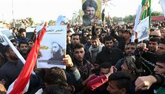 Následovníci íitského klerika Muktady Sadry kií hesla bhem protestu proti...