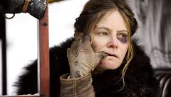 Jennifer Jason Leigh ve filmu Osm hrozných.