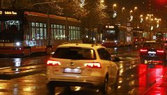 V Praze zkolabovala doprava. Omezení se �eká také v úterý dopoledne. Na celém...