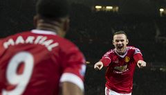 Wayne Rooney se raduje z gólu do sít Swansea.