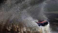 Sebastien Loeb se svým peugeotem na Rallye Dakar