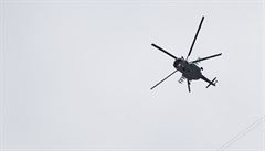 Vrtulník bhem extraligového utkání pod irým nebem mezi Brnem a Plzní.