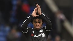 Willian tleská divákm po výhe Chelsea.