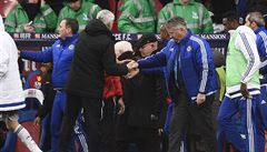Guusovi Hiddinkovi gratuluje trenér Crystal Palace Alan Pardew po výhe Chelsea.