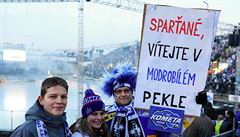 Fanouci bhem zápasu Kometa Brno - Sparta Praha pod oteveným nebem.