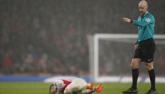 Otesený Aaron Ramsey z Arsenalu zstává leet na trávníku.