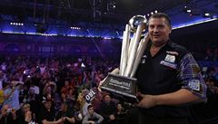 Gary Anderson s trofejí pro vítze MS.