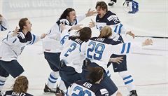 Fintí hokejisté oslavují triumf na domácím MS.