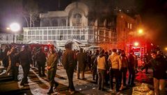 Z hoící ambasády Saúdské Arábie v Teheránu stoupá kou.