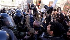 Poádková policie krotí rozvánné demonstranty v Teheránu.