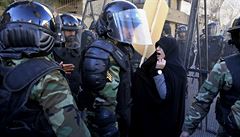 Íránská poádková policie zasahuje proti demonstrantm ped ambasádou Saúdské...