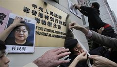 Protestující lepí na zdi zastupitelského úadu LR v Hongkongu fotografie...