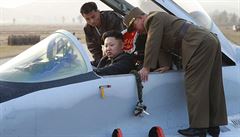 Kim ong-un testuje letadlo bhem leteckého cviení ((nedatovaný archivní...