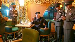 Kim ong-un na inspekci luxusní lodi ((nedatovaný archivní snímek zveejnný...