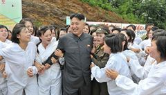 Vdce Kim ong-un v obklopení vzruených pracovnic Houbové farmy (nedatovaný...