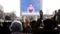 Severokorejci sledují na obí obrazovce ped vlakovým nádraím v Pchjongjangu...