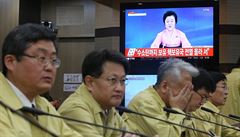 Úedníci jihokorejského ministerstva zahranií na mimoádné schzce svolané...