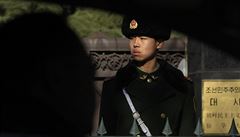 ínská ozbrojená policie na strái ped ambasádou KLDR v Pekingu.