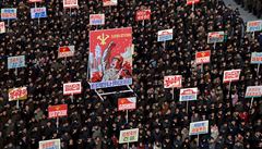 Masové shromádní Severokorejc na námstí Kim Il-songa v Pchjongjangu.