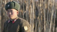 Severokorejský voják na hranici s ínou.