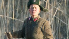 Severokorejský voják na hranici s ínou.