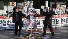 Pry se Severní Koreou! Demonstrace proti severokorejskému reimu v Soulu.