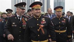 Uniformovaný Ramzan Kadyrov obklopený elitami svého reimu v Grozném.
