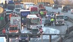 Nehoda šesti aut na ledovce zablokovala Pražský okruh