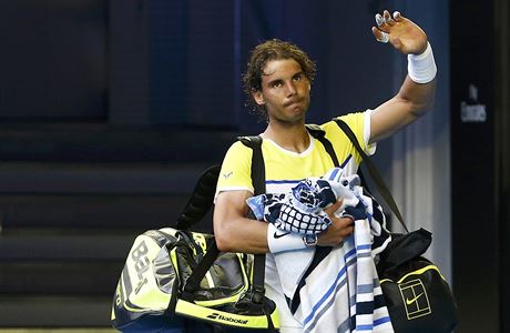 Rafael Nadal odchází po poráce v prvním kole Australian Open.