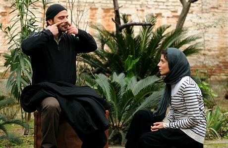 Fe filmu Kolik je ve tvém svt hodin? hrají íránské hvzdy Leila Hatami a Ali...