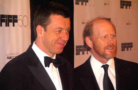 Peter Morgan (vlevo) a reisr filmu Rivalov Ron Howard.