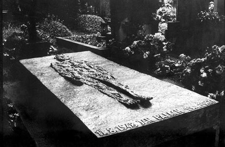 Olbram Zoubek: náhrobek Jana Palacha. 29. 6. 1970.