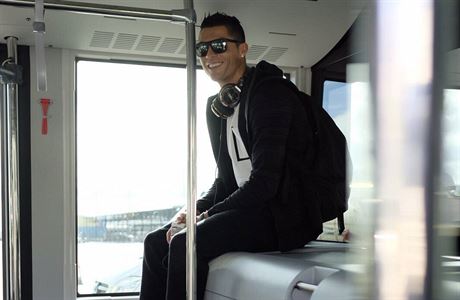 Cristiano Ronaldo bhem cesty na pedvn Zlatho me za rok 2015.