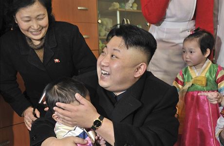 Severokorejský vdce Kim ong-un na návtv sirotince (ilustraní snímek).