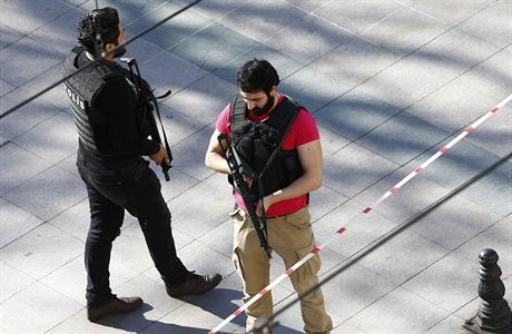 Policie zajiuje námstí v centru Istanbulu, kde se atentát odehrál.